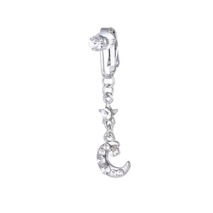 Detalle del falso piercing de ombligo plateado con colgantes de luna y estrella de circón