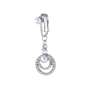 Falso piercing de ombligo plateado con cristales brillantes sobre un fondo blanco