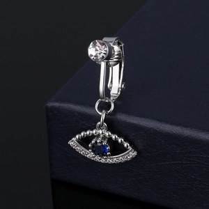 Orecchino a clip argento occhio blu con zirconi su portagioie in pelle nera