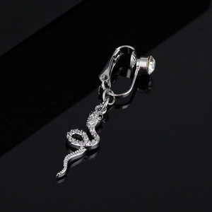 Finto piercing all'ombelico in argento con pendente a serpente e zirconi su sfondo nero