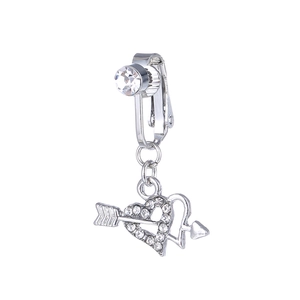 Falso piercing de ombligo plateado con colgante de flecha de corazón y circonitas