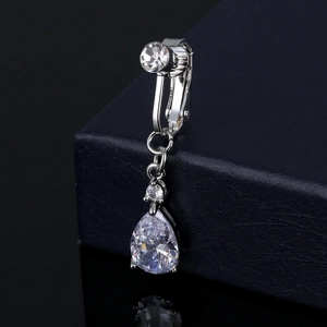 Macro di anello da ombelico argento con zirconi a goccia su portagioie nero con riflesso