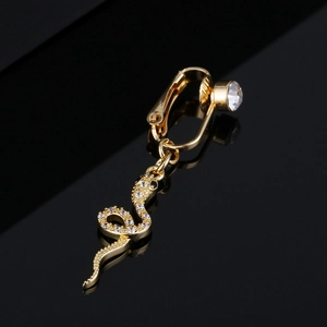 Macro di clip per orecchio dorata con ciondolo a serpente in zirconi su specchio nero