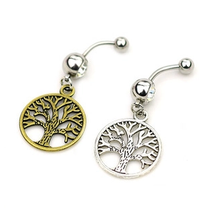 Détail de piercings de nombril arbre de vie en or et argent avec zircon incrusté