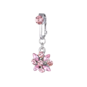 Detalle de clip para ombligo plateado con circonitas rosas en forma de flor dulce