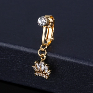 Macro di finto piercing all'ombelico dorato con ciondolo a corona in zircone e loto