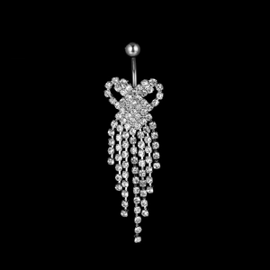 Silberner Bauchnabelpiercing mit glitzerndem Herz und Quastenketten vor schwarzem Grund