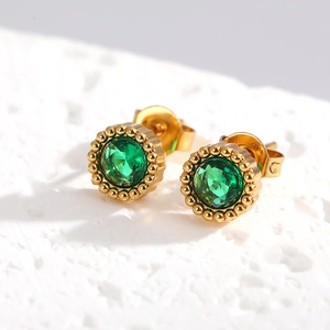 Détails de boucles d'oreilles vintage dorées avec pierres de zircon vert émeraude