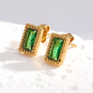 Boucles d'oreilles vintage en or avec zircon vert rectangulaire et bord perlé