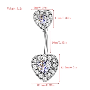 Dettaglio di un piercing all'ombelico a cuore d'argento con cristalli e dimensioni