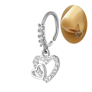 Detail eines silbernen Nasenrings mit Herzanhängern und weißen Zirkonia-Akzenten