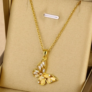 Détail d'un collier papillon doré serti de zircons et de pierres œil-de-chat