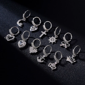Detailansicht der silbernen Ohrring-Set mit Zirkonia-Mond- Kreuz- und Schmetterlingsmotive