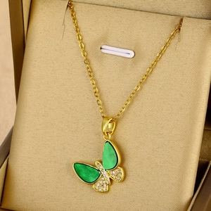 Vue détaillée du pendentif papillon en émail vert et zircons dans un écrin à bijoux