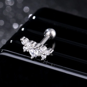 Piercing tragus in acciaio inossidabile con zirconi cubici chiari su base nera lucida