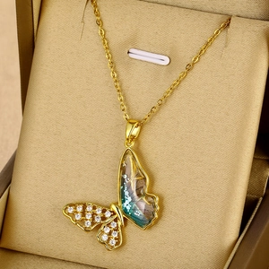 Exquis collier pendentif papillon doré avec ailes violettes dans son coffret cadeau