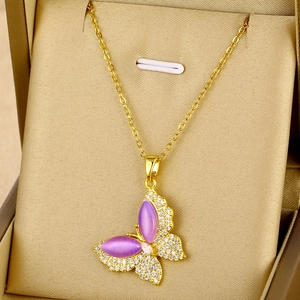Collier doré exquis avec pendentif papillon en gemme violette et cristaux pavés