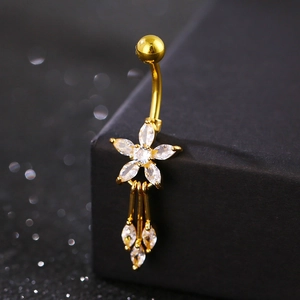 Gouden navelpiercing met sprankelende zirkoonbloem en elegante lange metalen kwastjes