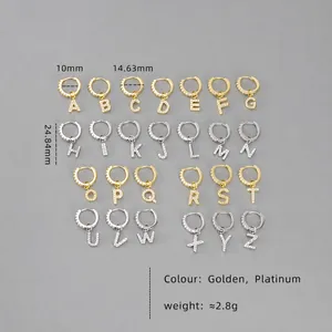 Detailoverzicht van druppelvormige letter oorbellen in goud en zilver met afmetingen