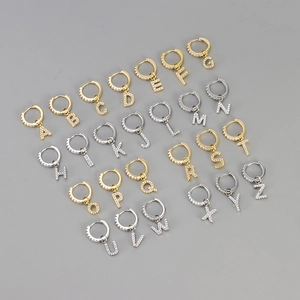 Hoepeloorbellen met zirkonia letters in goud en zilver voor een moderne stijl
