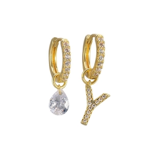 Asymmetrische gouden oorringen met waterdruppel zirkoon en pave letter Y hanger