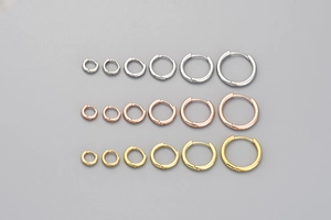 Confronto dettagliato di orecchini a cerchio minimalisti in argento, oro e oro rosa