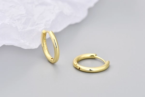 Dettaglio del marchio S925 su orecchini a cerchio in argento sterling placcato oro