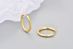 Dettaglio del marchio S925 su orecchini a cerchio in argento sterling placcato oro