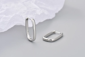 Vista macro di orecchini a cerchio geometrici in argento S925 con design rettangolare lucido