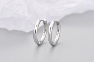 Primo piano dei cerchi in argento sterling S925 con una finitura lucida a specchio