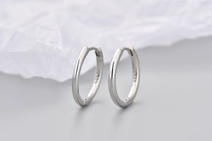 Dettaglio macro di orecchini a cerchio in argento sterling S925 lucido con chiusura sicura