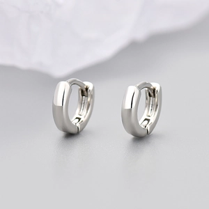 Orecchini a cerchio minimalisti in argento S925 con superficie lucida e design raffinato