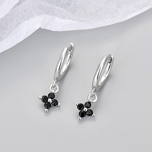 Dettaglio del marchio 925 su orecchini a goccia con quadrifoglio nero in argento sterling