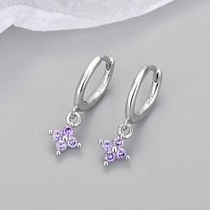 Dettaglio orecchini a cerchio in argento S925 con pendenti a fiore in zircone viola