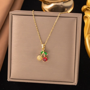 Elegante goldene Kirsch-Halskette mit rotem Edelstein und Zirkonia auf Schmuckbox