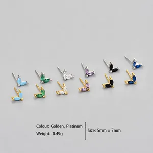 Vue macro de boucles d'oreilles papillon en cristal de couleurs avec dimensions
