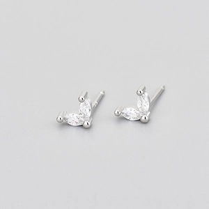 Boucles d'oreilles trèfle minimalistes en argent avec zircons marquise pour un look chic