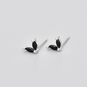 Vue macro des boucles d'oreilles papillon avec pierres noires marquises serties d'argent