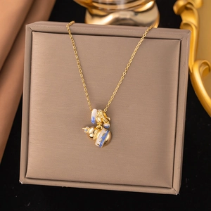 Collier doré avec pendentif gourde et détails en émail bleu et blanc élégant