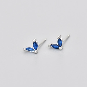 Gros plan du poinçon S925 et des pierres marquise bleues sur les boucles d'oreilles