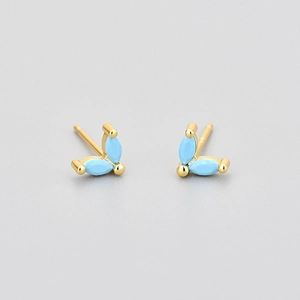 Vue détaillée de boucles d'oreilles en argent S925 avec pierres bleu clair