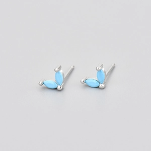 Macro de boucles d'oreilles papillon en argent avec pierres bleues de taille marquise