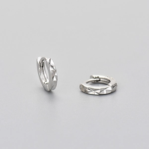 Detailaufnahme von S925 Sterling Silber Creolen mit geometrischem Rautenmuster Textur
