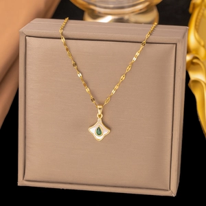 Collier géométrique doré avec gemme poire verte et incrustation en nacre blanche
