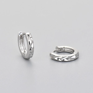 Silberne geometrische Huggie-Ohrringe mit diamantgeschliffener Facettenoberfläche
