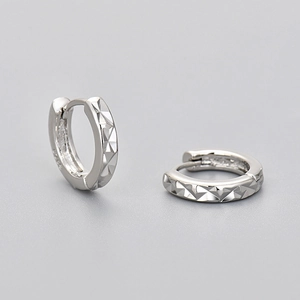 Nahaufnahme von S925 Sterlingsilber Creolen mit diamantgeschliffener geometrischer Textur