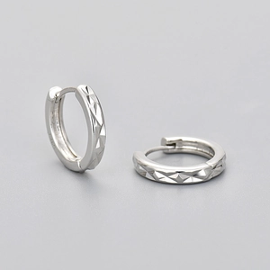 Silberne runde Ohrringe mit geometrischem Diamantschliff und facettierter Oberfläche