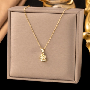 Collier doré avec pendentif en forme de coquille orné de zircons blancs étincelants