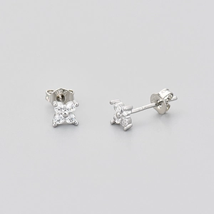 Elegant 925 sterling silver four-leaf clover stud earrings with sparkling zircon stones