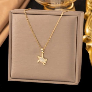 Collier doré avec pendentif tortue marine serti de zircons blancs étincelants